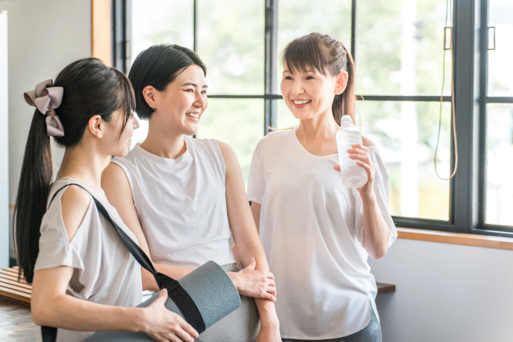 LAVAの料金プランを比較してホットヨガを検討する女性のイメージ