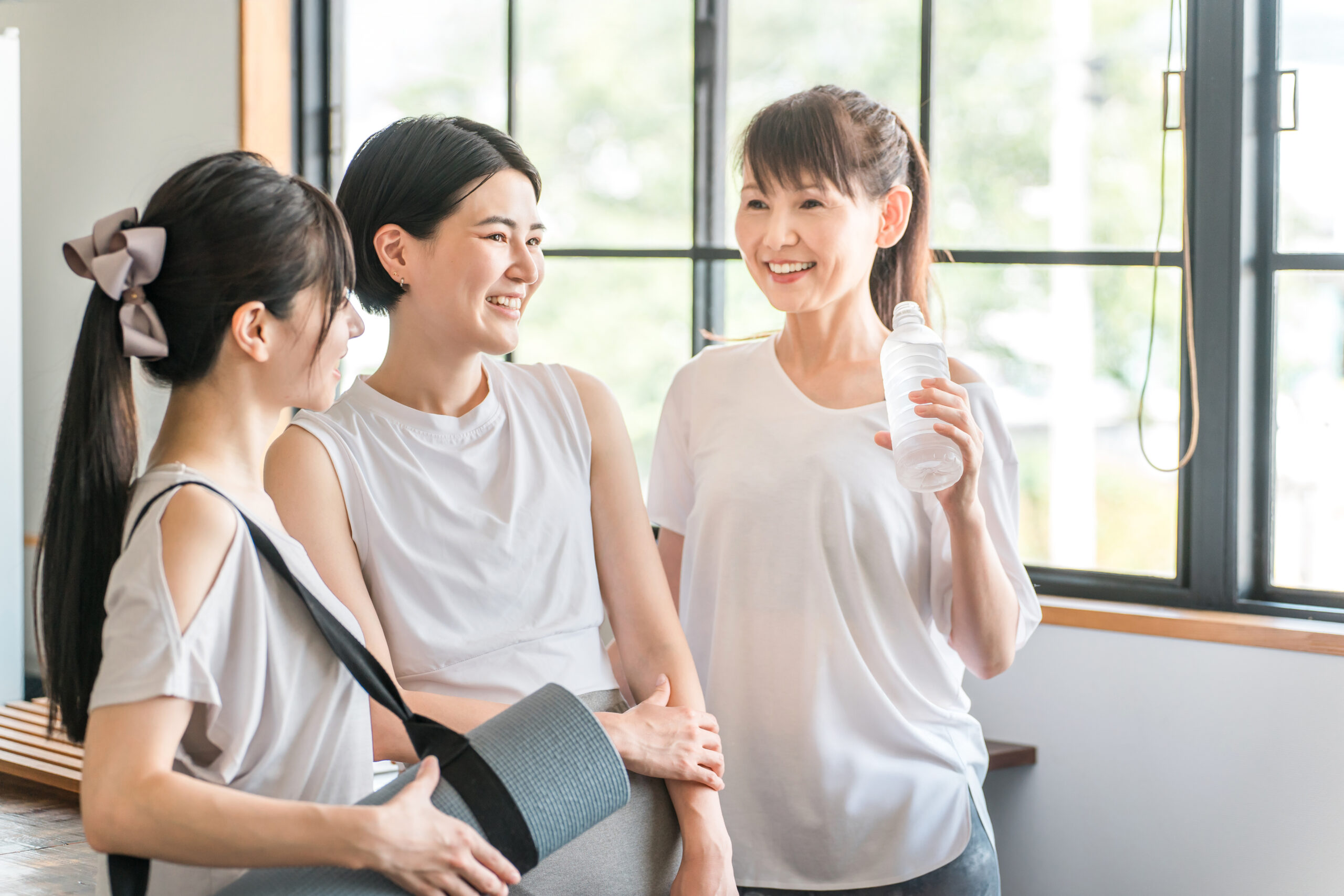 LAVAの料金プランを比較してホットヨガを検討する女性のイメージ