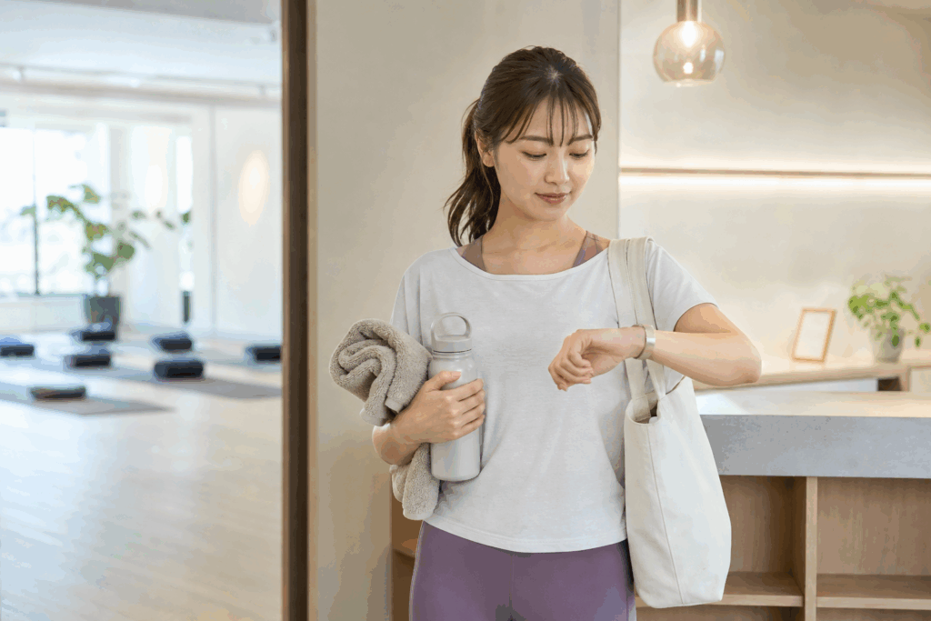 LAVA体験前に到着時刻を確認する女性のイメージ