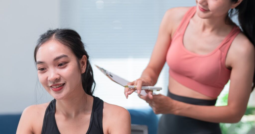 食事計画のアドバイスを受ける女性のイメージ
