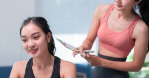 食事計画のアドバイスを受ける女性のイメージ