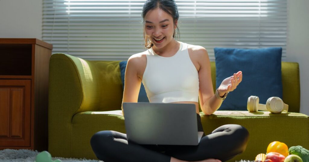 オンラインで食事と運動のアドバイスを受ける女性のイメージ