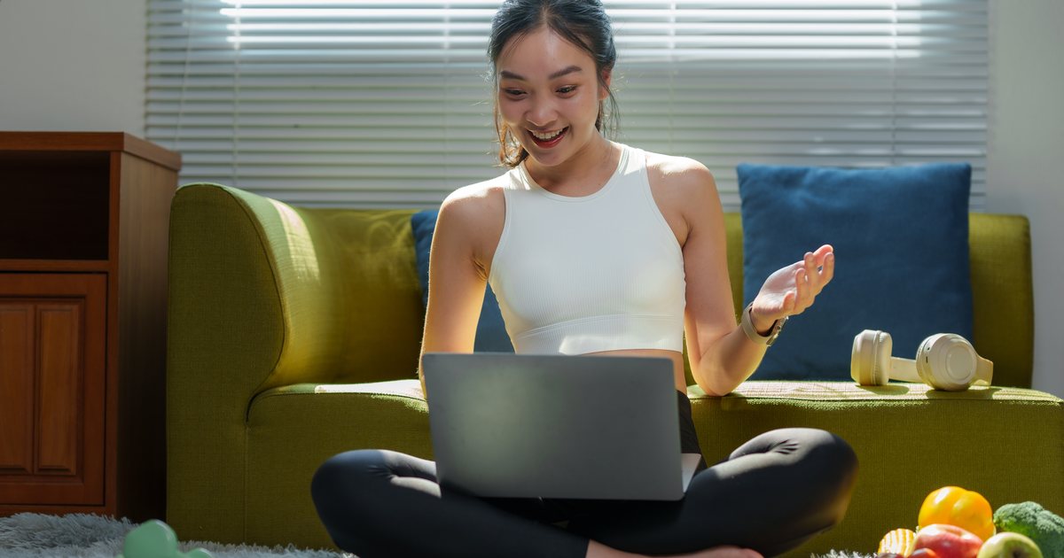 オンラインで食事と運動のアドバイスを受ける女性のイメージ