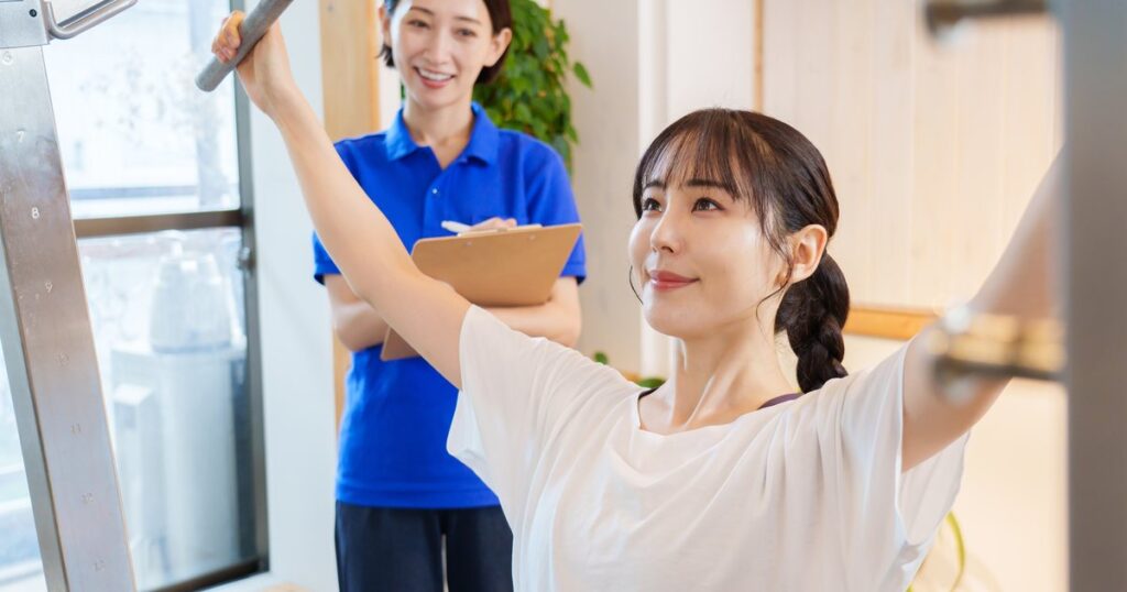 パーソナルジムでトレーニング指導を受ける女性のイメージ