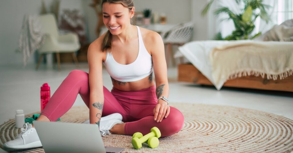 オンラインパーソナルトレーニングの相談をする女性のイメージ